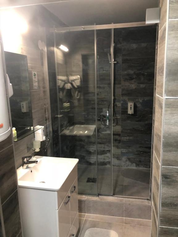 A bathroom at Gros Hotel - Leskovac