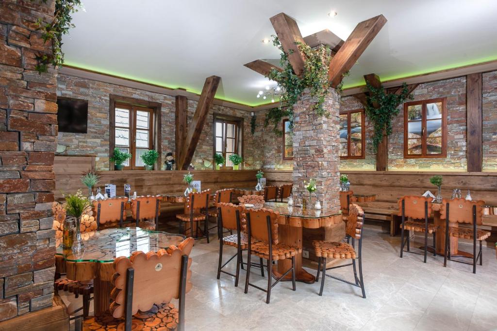 A restaurant or other place to eat at Mountain Resort Ždiar - River