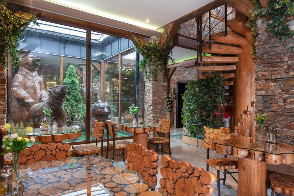 A restaurant or other place to eat at Mountain Resort Ždiar - River