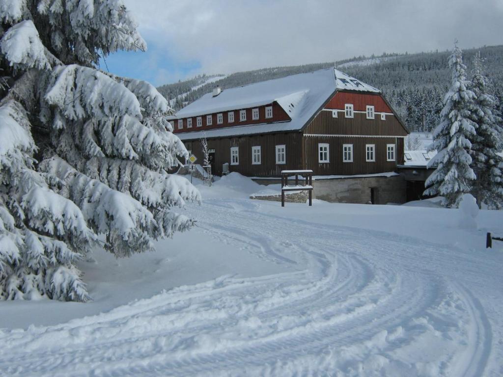 um celeiro na neve com pegadas na neve em Stará škola em Dolní Malá Úpa