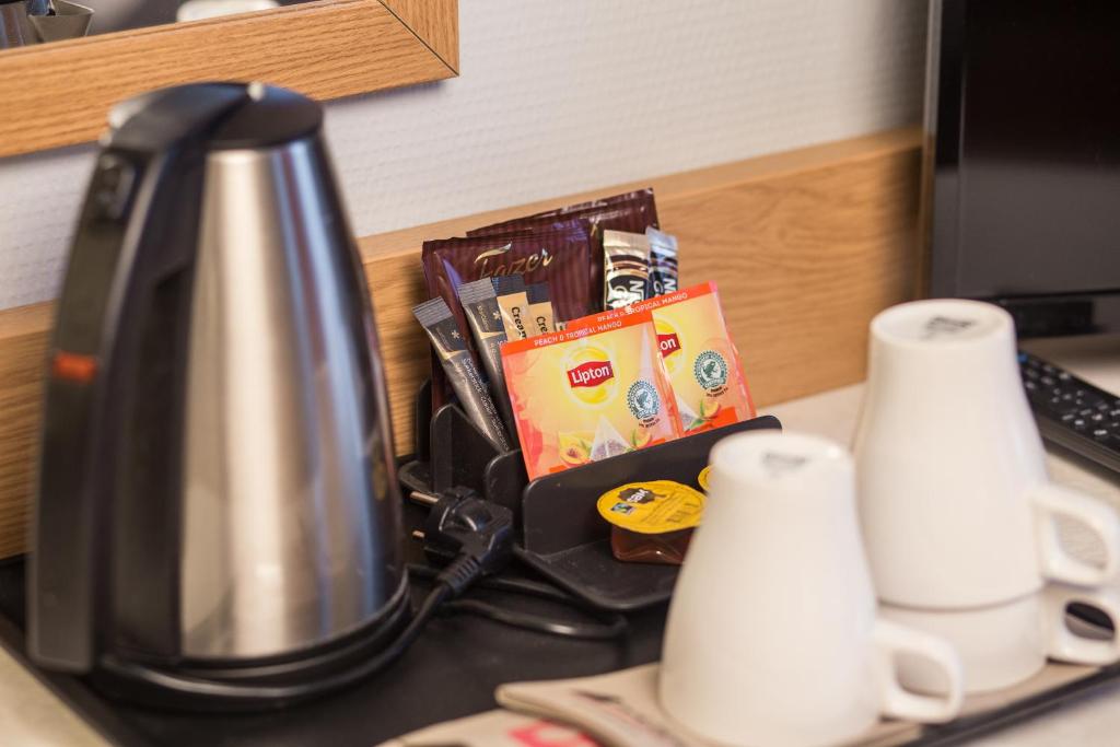 Příslušenství pro přípravu čaje a kávy v ubytování Park Hotel Tornio