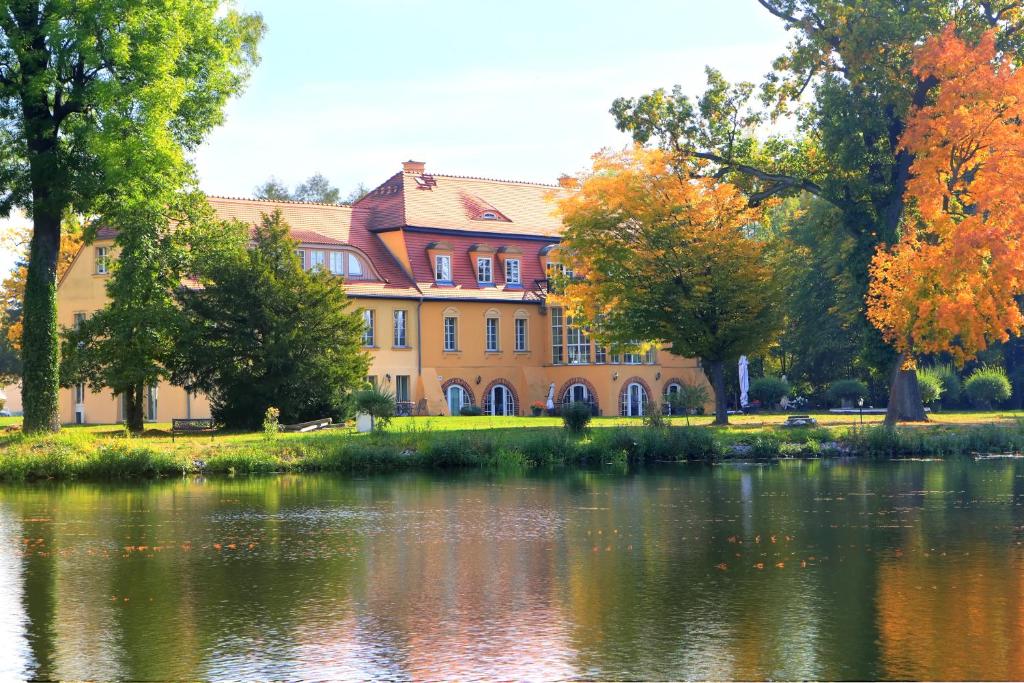 Schloss Zehdenick في تسيهدينك: مبنى بجانب تجمع المياه