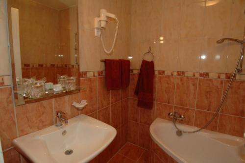 Koupelna v ubytování Hotel Romantik Eger