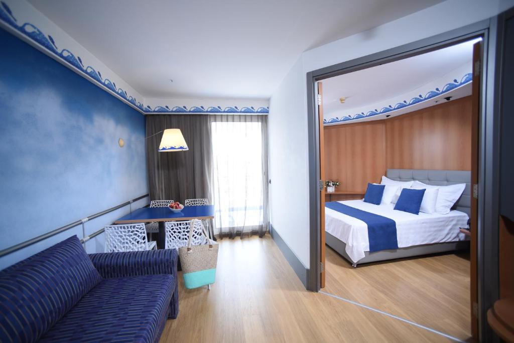 Postel nebo postele na pokoji v ubytování Club Hotel Eilat - All Suites Hotel