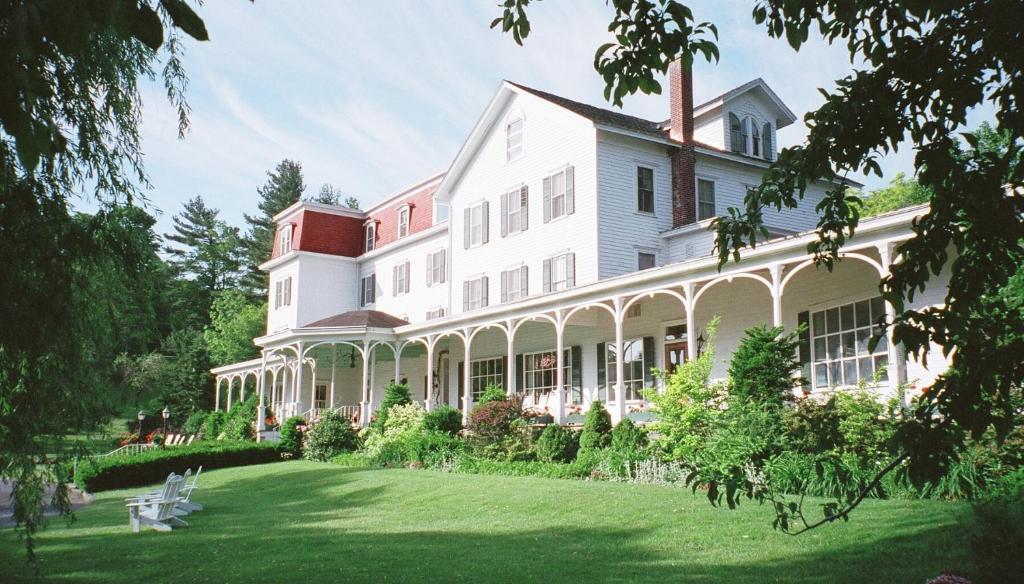 a large white building with a lawn in front of it at Winter Clove Family Inn in Round Top