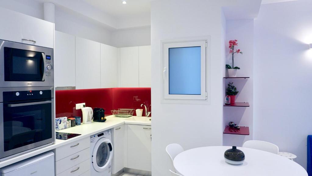 Kuchyň nebo kuchyňský kout v ubytování Central, Bright Apt in Athens near Metro