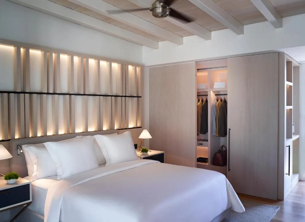 Bungalow with King Bed and Garden View