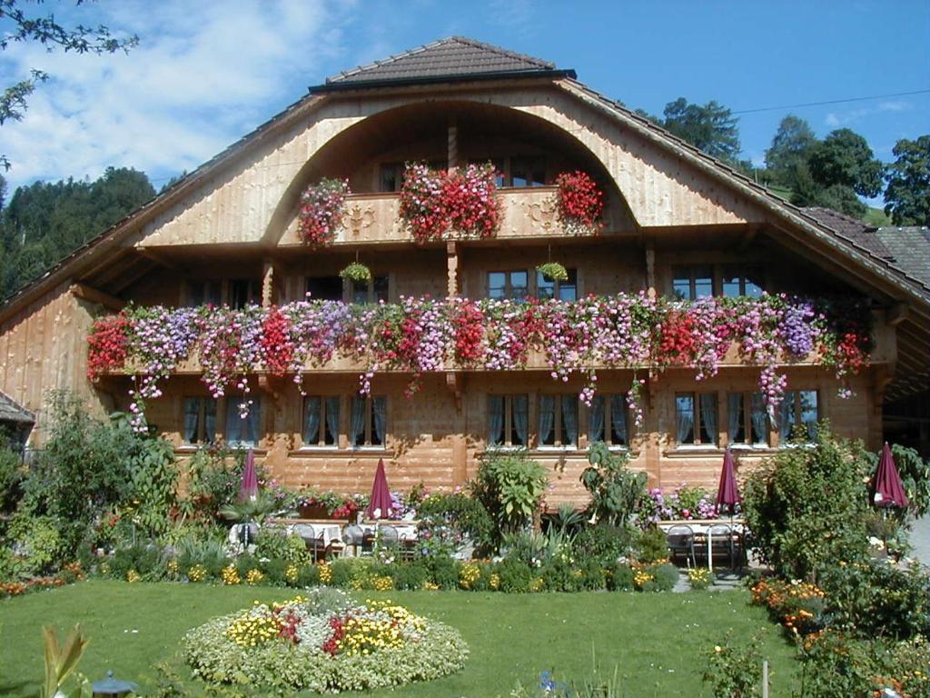 een huis met bloemen erop bij Ferienhof Krinde in Ringoldswil