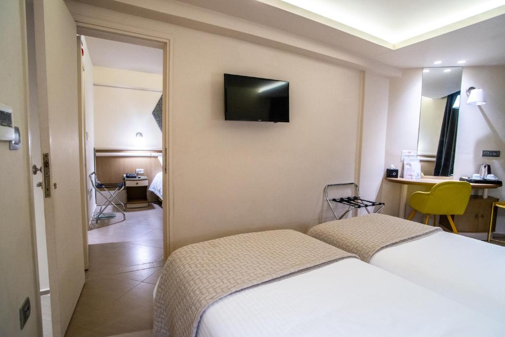 TV a/nebo společenská místnost v ubytování Emmantina Hotel
