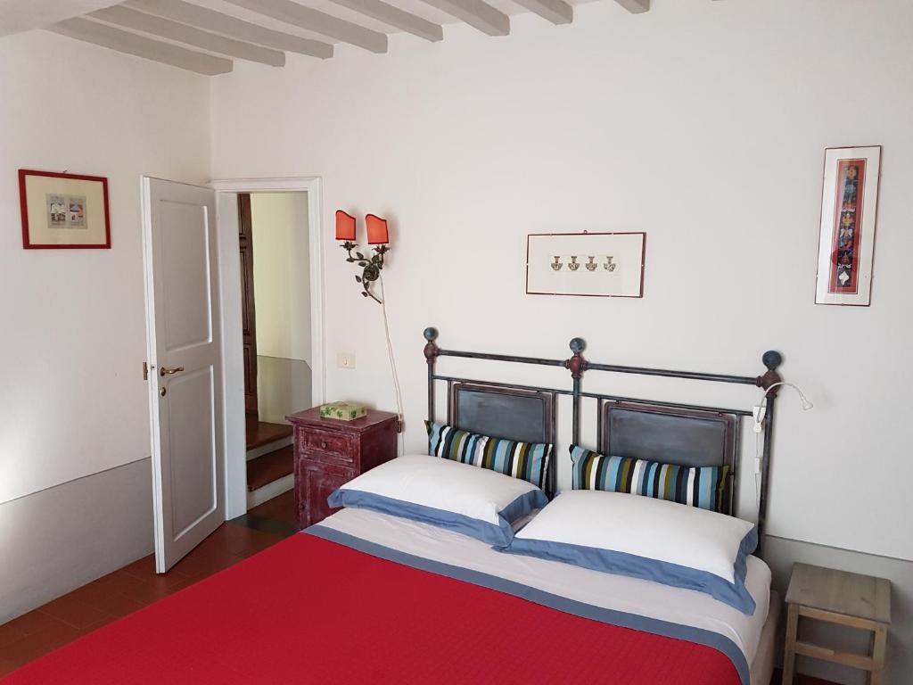 A bed or beds in a room at Casa dell'Ermanna