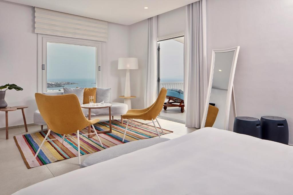 Posteľ alebo postele v izbe v ubytovaní Myconian Kyma, a Member of Design Hotels