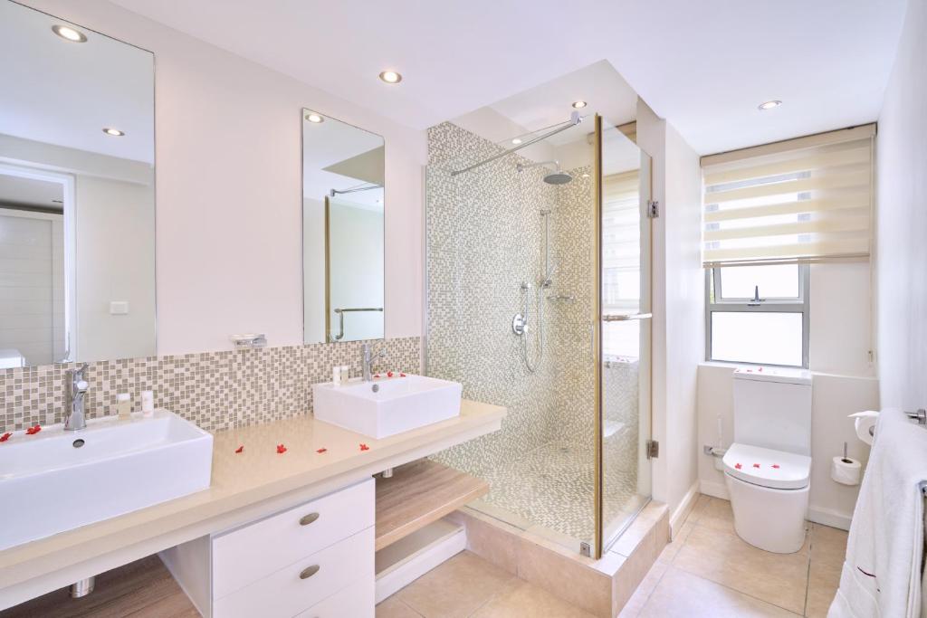 Koupelna v ubytování Bon Azur Beachfront Suites & Penthouses with LOV