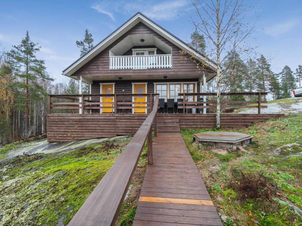 une maison sur une colline avec une passerelle en bois dans l'établissement Holiday Home Dominus by Interhome, à Böle