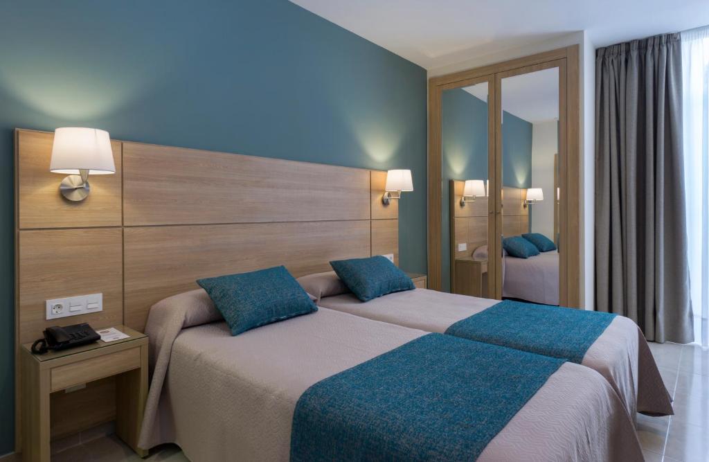Postel nebo postele na pokoji v ubytování Hotel Sur Málaga