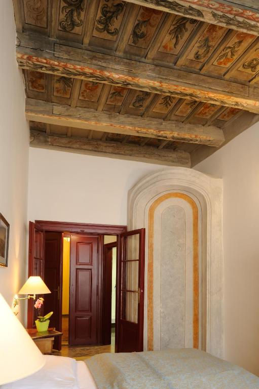 The Charles - Resim 21