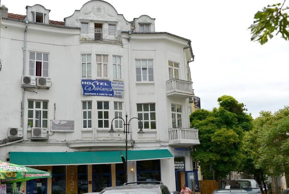 un edificio blanco con un cartel en el costado en Casablanca City, en Varna