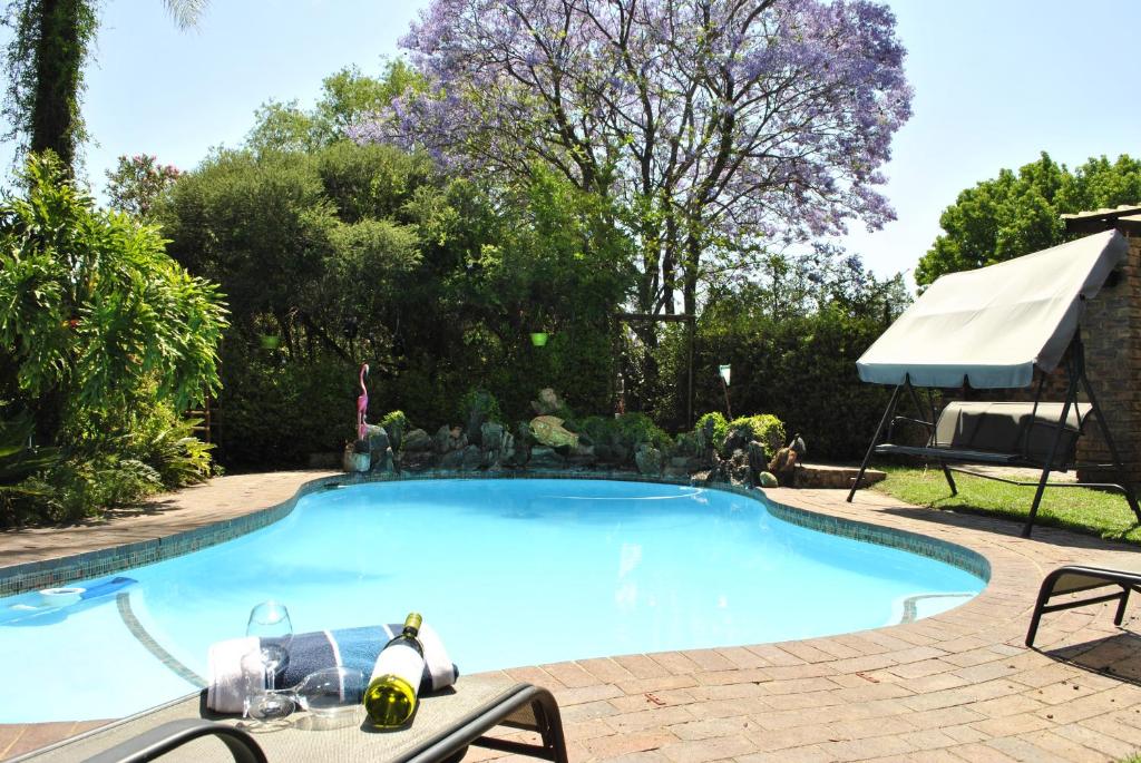 Bazén v ubytování Serene Guest Manor nebo v jeho okolí