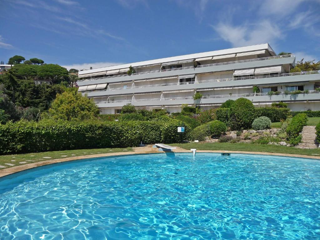 une grande piscine devant un immeuble dans l'établissement Apartment Les Hortensias by Interhome, à Cannes
