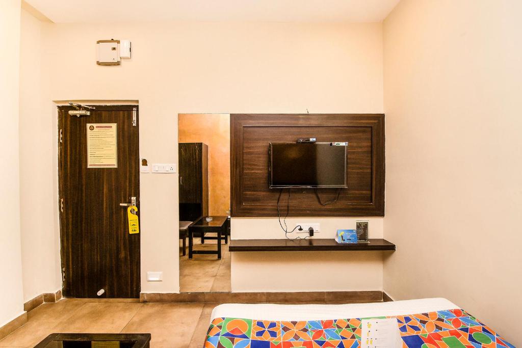 TV a/nebo společenská místnost v ubytování FabHotel De Sivalika - 500m from Belur Math