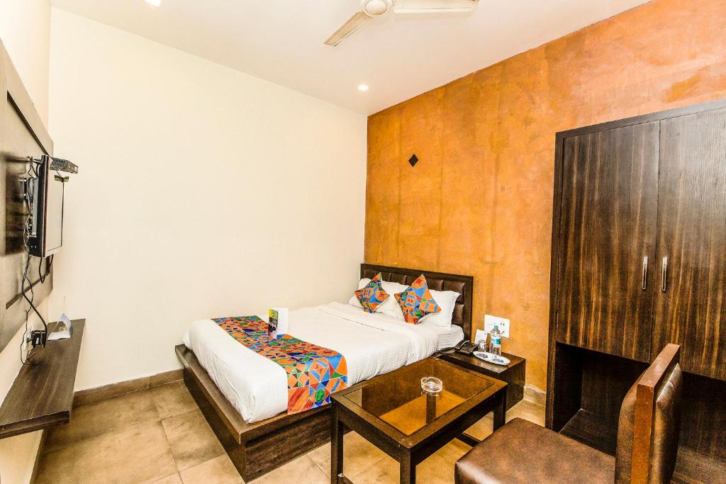 Postel nebo postele na pokoji v ubytování FabHotel De Sivalika - 500m from Belur Math