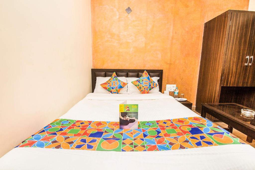 Postel nebo postele na pokoji v ubytování FabHotel De Sivalika - 500m from Belur Math