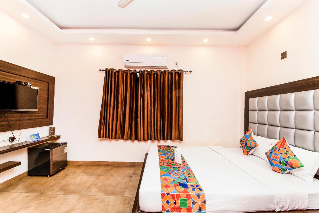 Postel nebo postele na pokoji v ubytování FabHotel De Sivalika - 500m from Belur Math