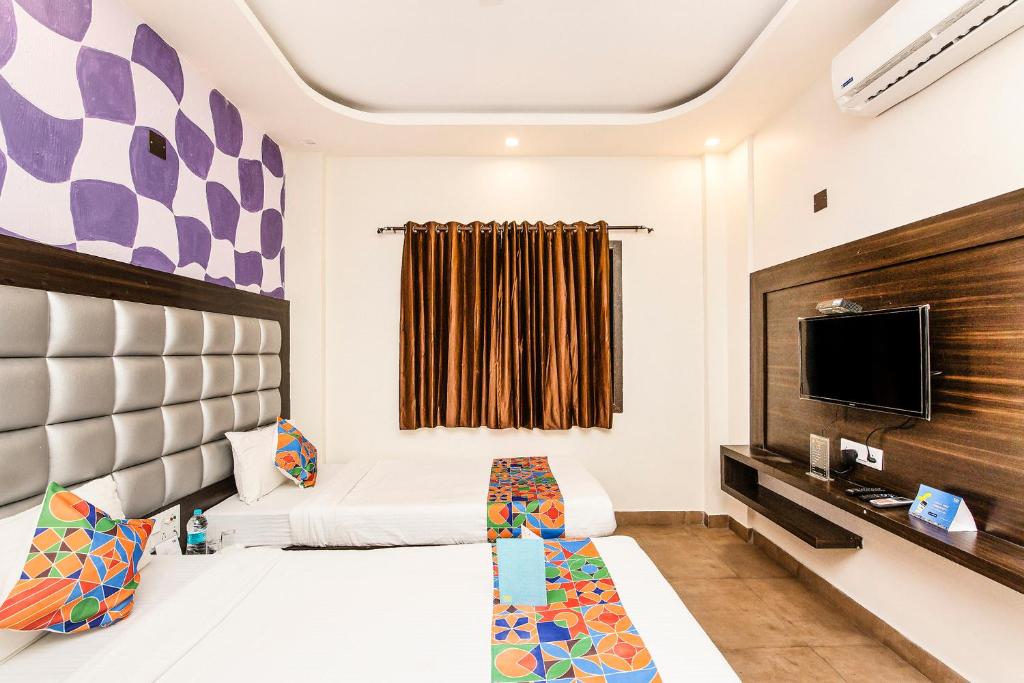 TV a/nebo společenská místnost v ubytování FabHotel De Sivalika - 500m from Belur Math