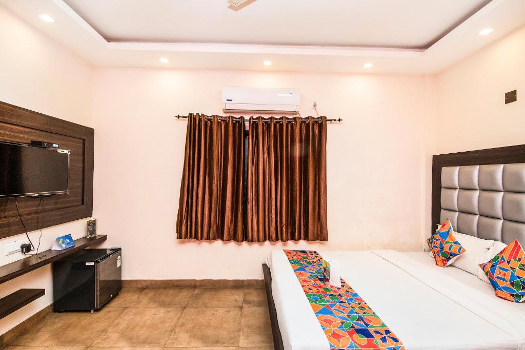 Postel nebo postele na pokoji v ubytování FabHotel De Sivalika - 500m from Belur Math