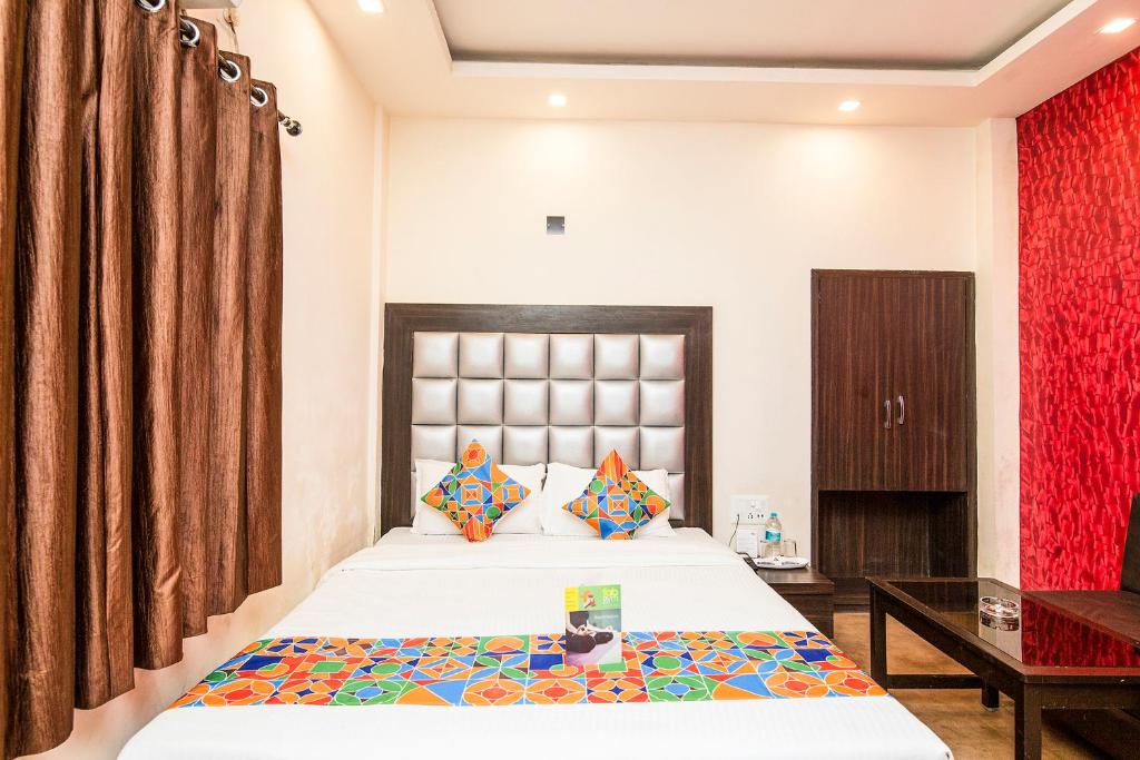 Postel nebo postele na pokoji v ubytování FabHotel De Sivalika - 500m from Belur Math