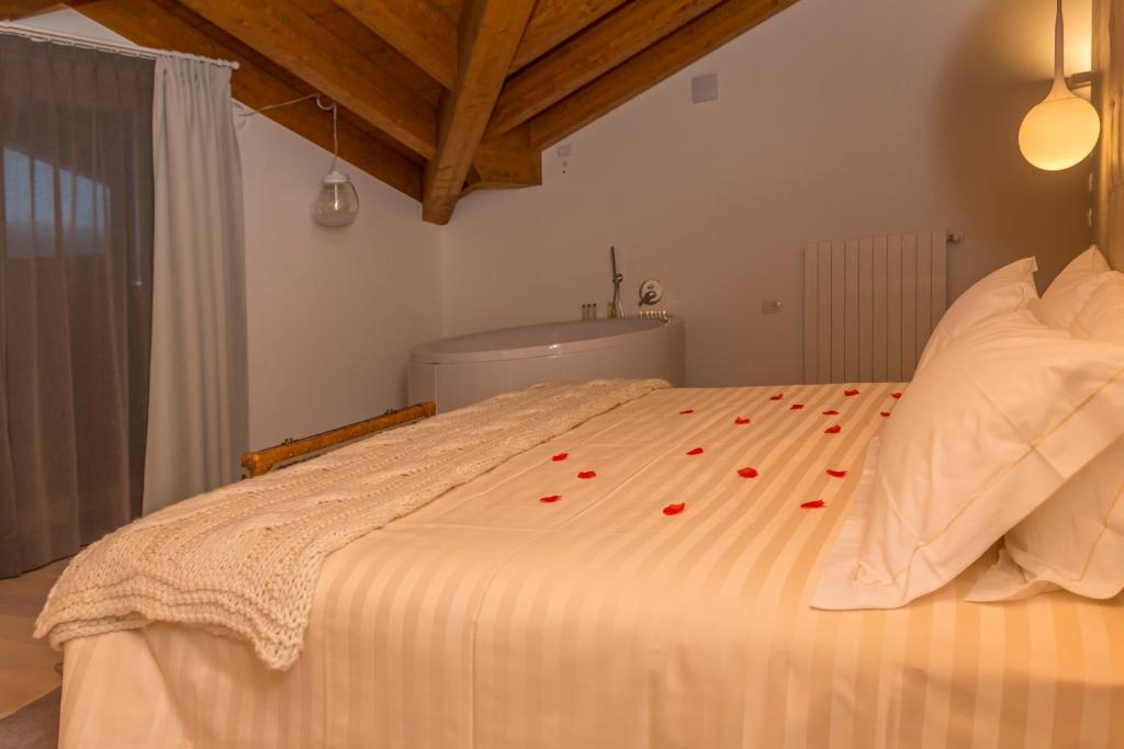 Кровать или кровати в номере White Angel Hotel