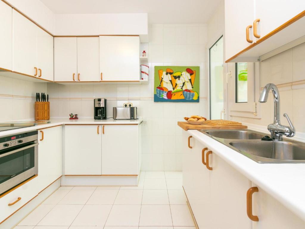 Kuchyňa alebo kuchynka v ubytovaní Apartment Port Rhodes by Interhome