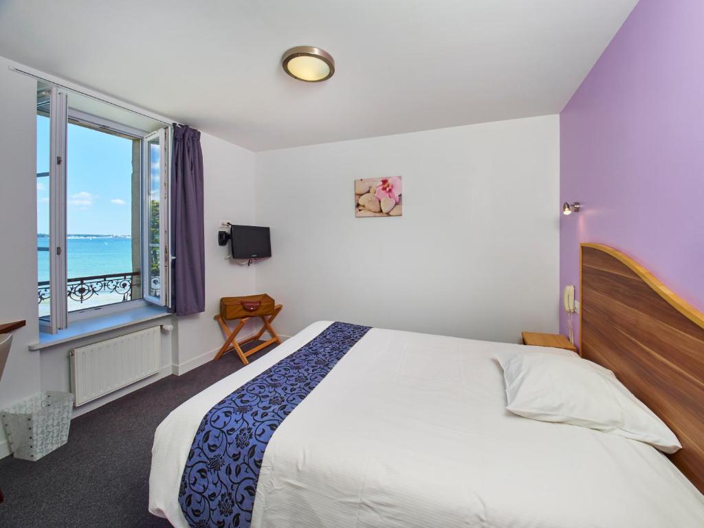 Postel nebo postele na pokoji v ubytování Logis Hotel Belle-Vue
