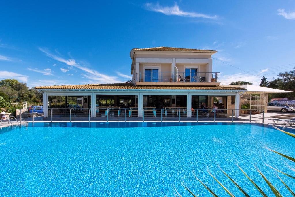 Bazén v ubytování Kavos Plaza Hotel nebo v jeho okolí