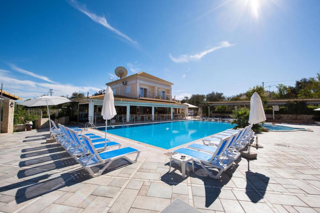 Bazén v ubytování Kavos Plaza Hotel nebo v jeho okolí