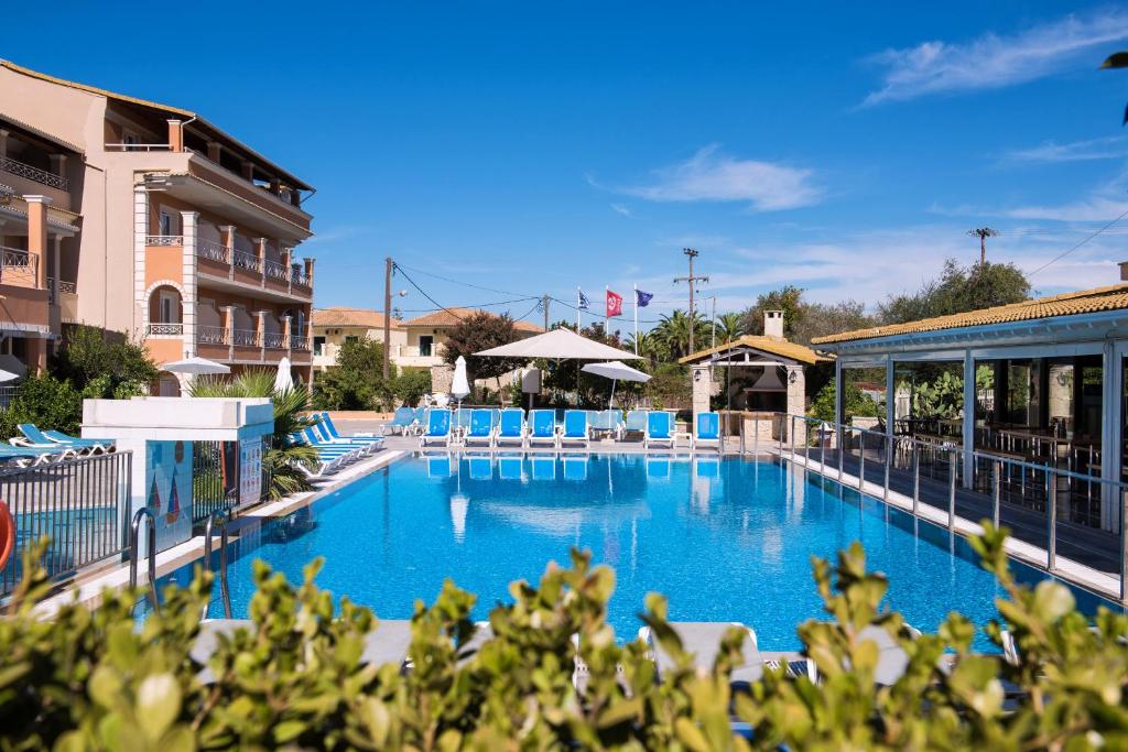 Bazén v ubytování Kavos Plaza Hotel nebo v jeho okolí