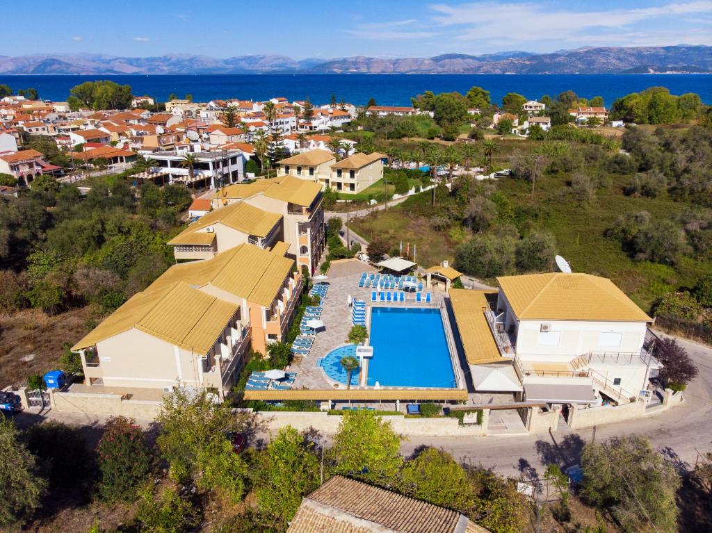 een luchtzicht op een resort met een zwembad bij Kavos Plaza Hotel in Kavos