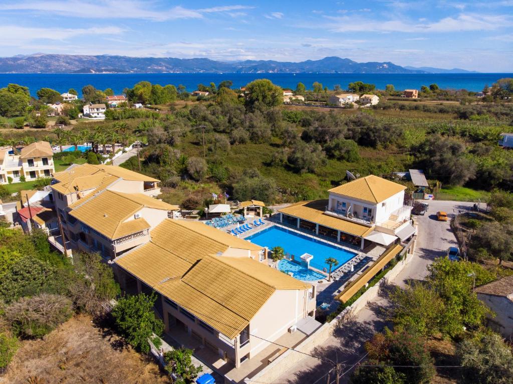 Bazén v ubytování Kavos Plaza Hotel nebo v jeho okolí