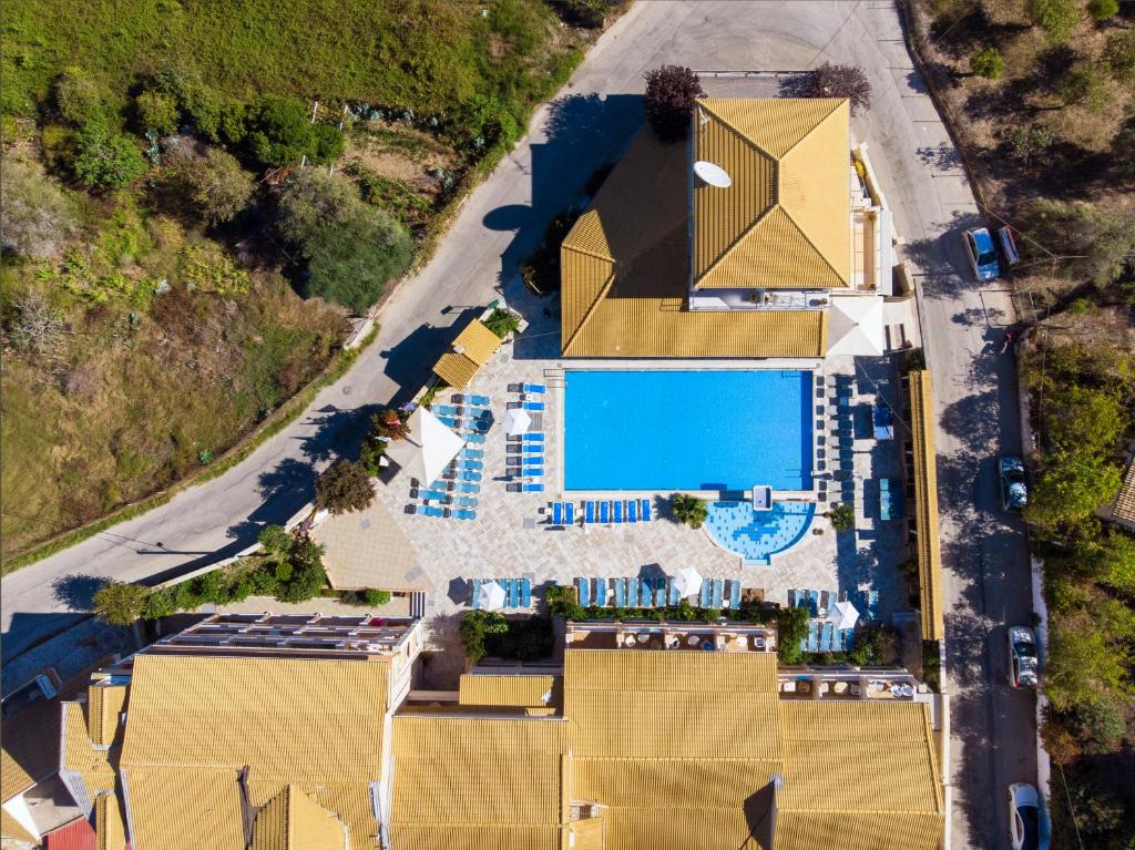 Bazén v ubytování Kavos Plaza Hotel nebo v jeho okolí