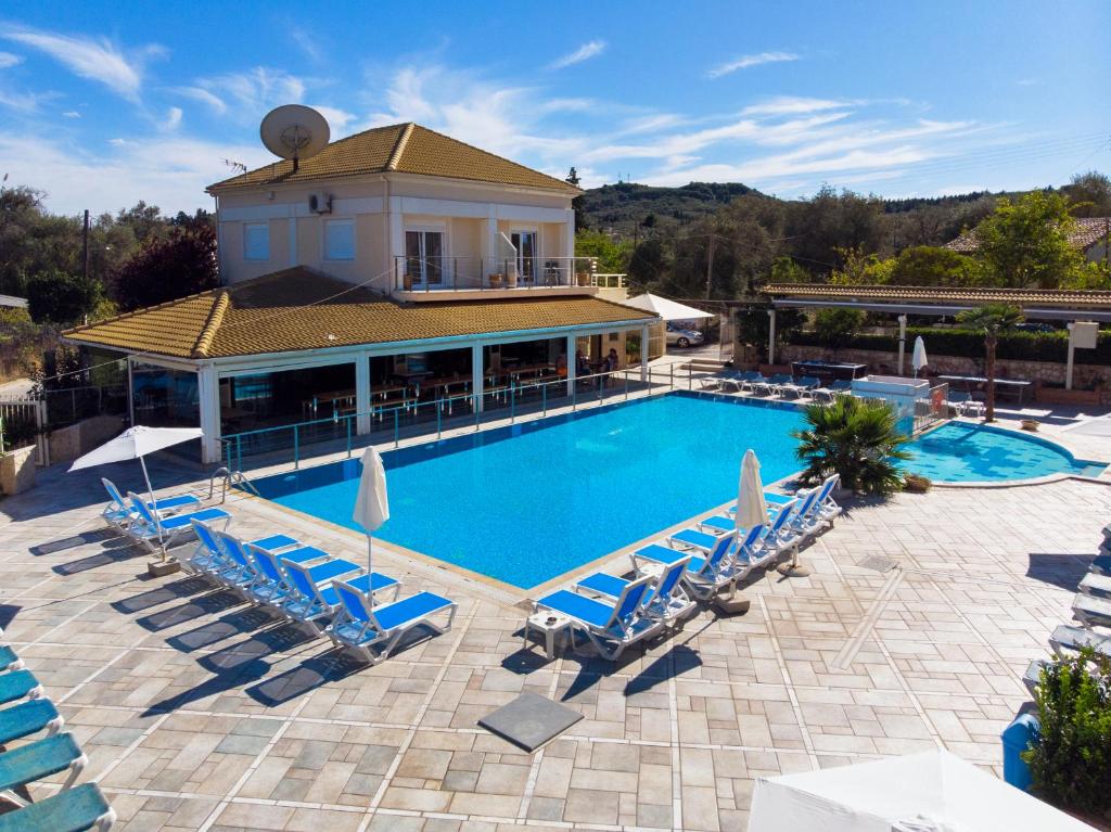 Bazén v ubytování Kavos Plaza Hotel nebo v jeho okolí