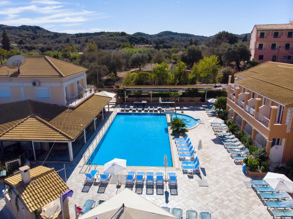 Bazén v ubytování Kavos Plaza Hotel nebo v jeho okolí