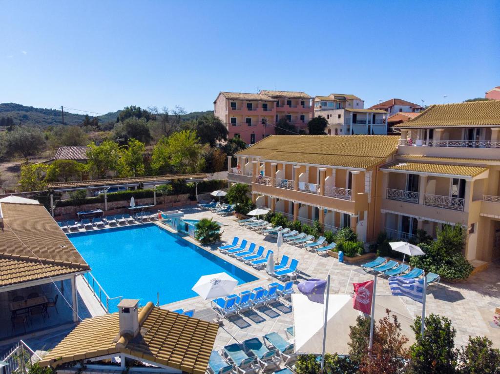 Bazén v ubytování Kavos Plaza Hotel nebo v jeho okolí