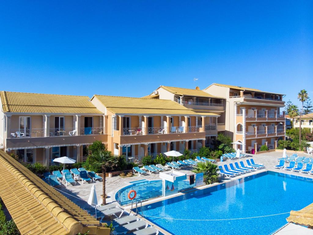 Bazén v ubytování Kavos Plaza Hotel nebo v jeho okolí