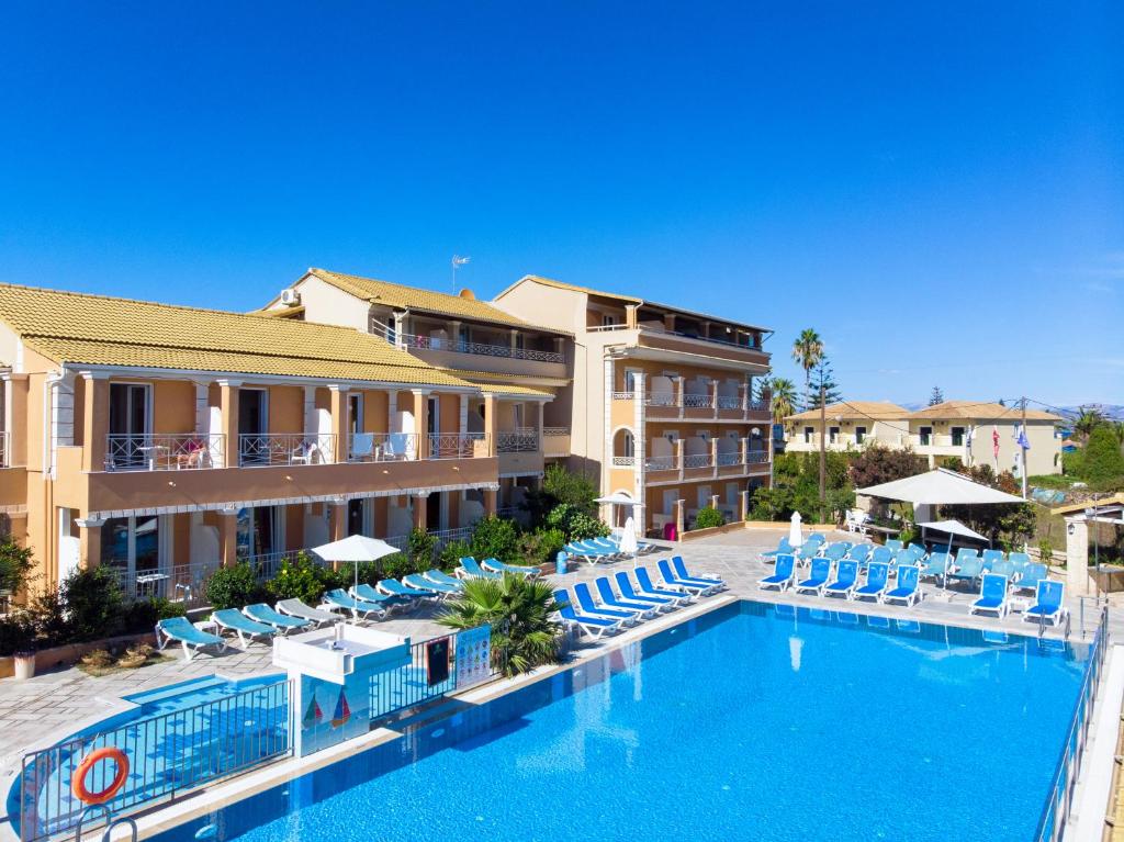 Bazén v ubytování Kavos Plaza Hotel nebo v jeho okolí