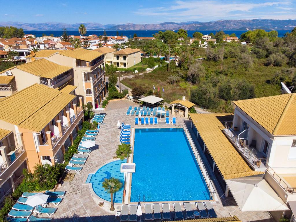Bazén v ubytování Kavos Plaza Hotel nebo v jeho okolí
