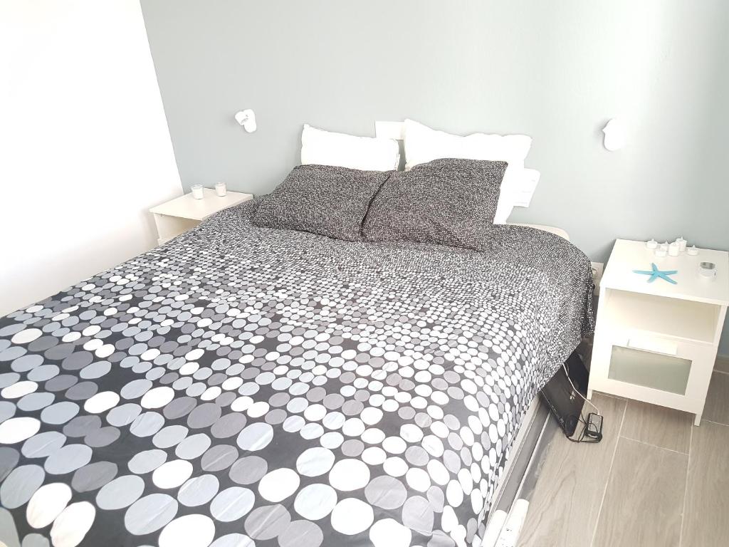 Ένα ή περισσότερα κρεβάτια σε δωμάτιο στο CENTRAL LUXURIOUS apartment WiFi Netflix