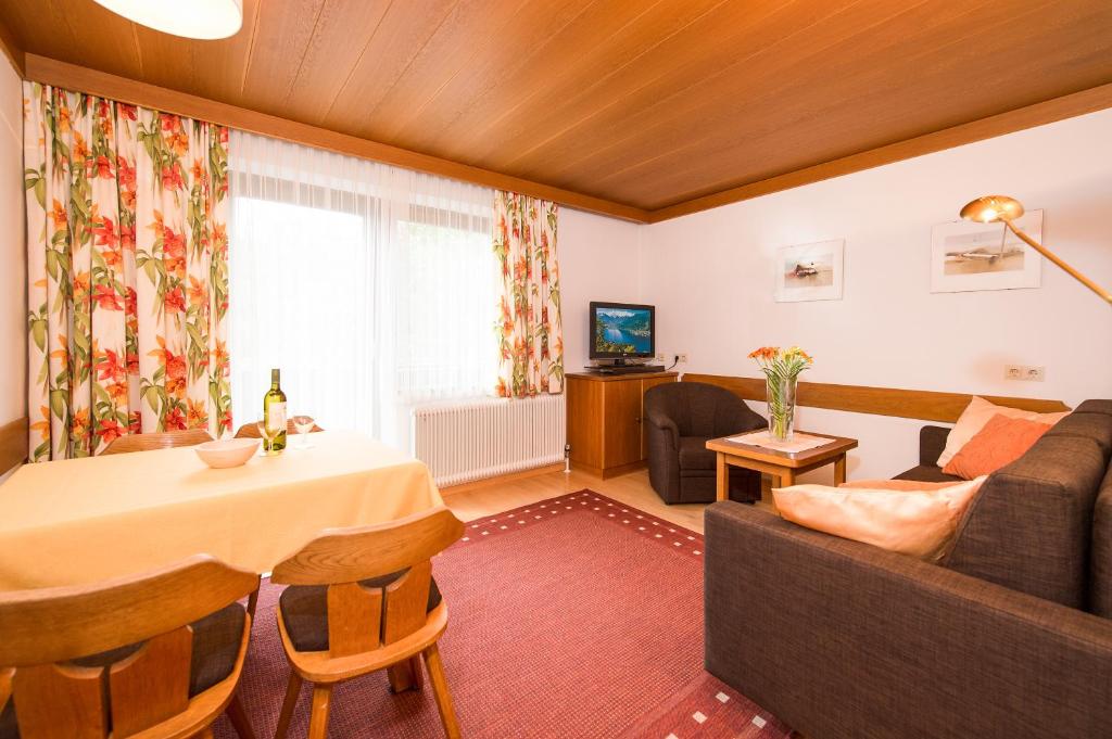 Televízia a/alebo spoločenská miestnosť v ubytovaní Gästehaus Haffner