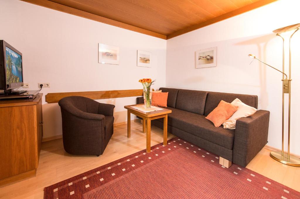 Televízia a/alebo spoločenská miestnosť v ubytovaní Gästehaus Haffner