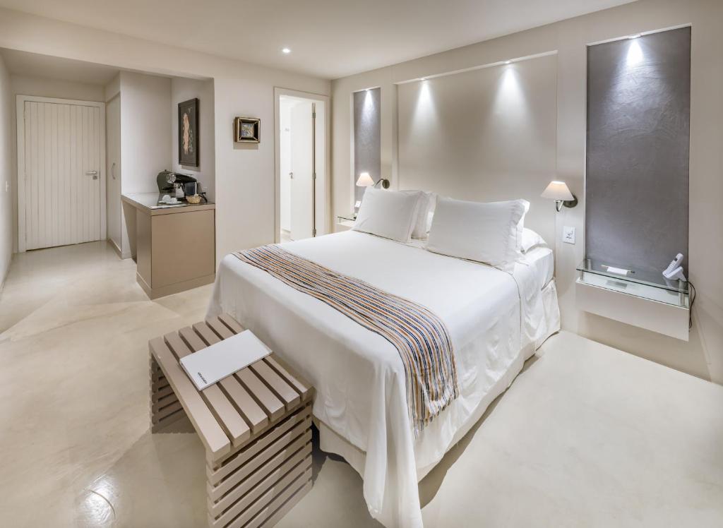 Postel nebo postele na pokoji v ubytování Abracadabra Boutique Hotel