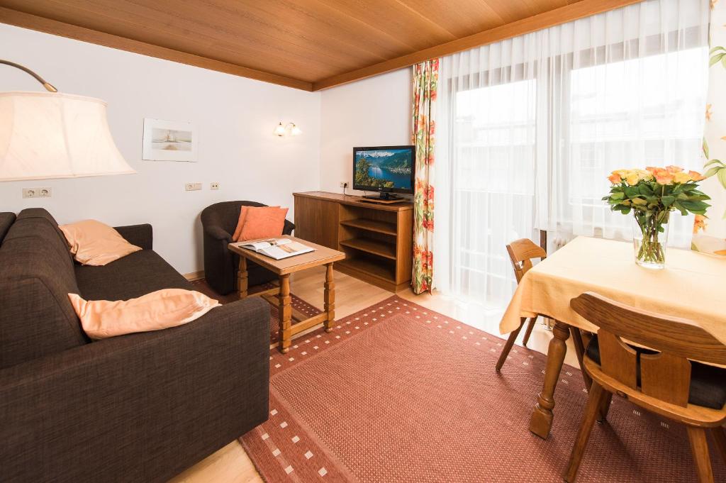 Televízia a/alebo spoločenská miestnosť v ubytovaní Gästehaus Haffner