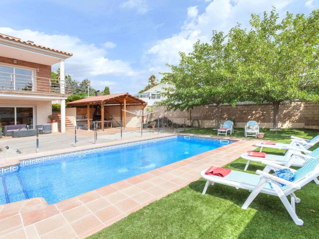 Bazén v ubytovaní Holiday Home Dorian by Interhome alebo v jeho blízkosti
